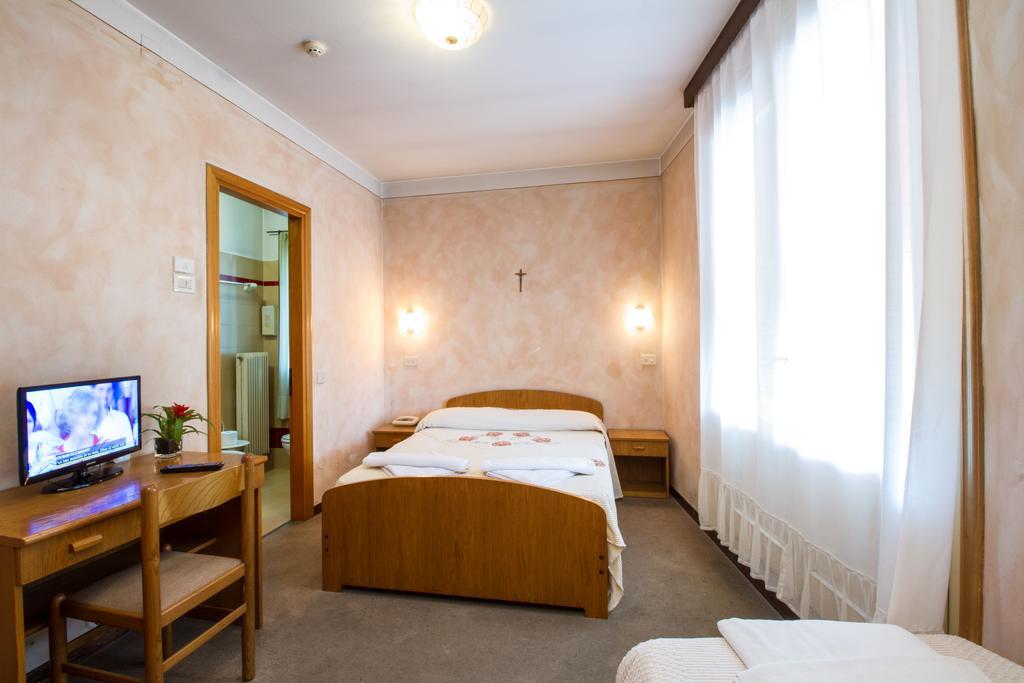 Albergo Ristorante Da Felice Loria Buitenkant foto